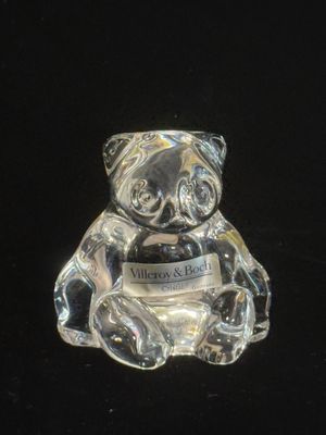 un ours en verre posé sur une surface noire