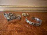 deux bagues et une bague posées sur une table en bois