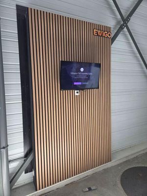 un téléviseur fixé au mur d'un immeuble