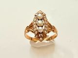 une photo d'une bague en or sertie de perles et d'un diamant