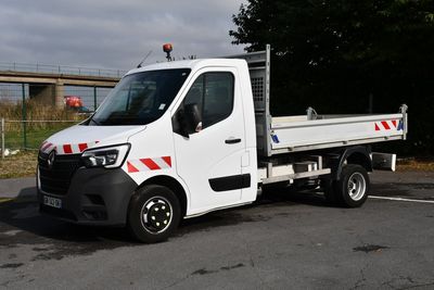 un camion blanc garé dans un parking