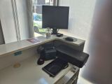 un bureau équipé d'un ordinateur et d'une imprimante