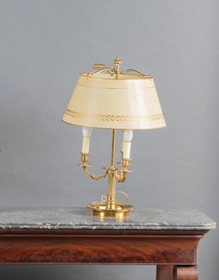 a table with a lamp and a vase on it