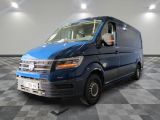 la photo d'une camionnette bleue garée dans un garage