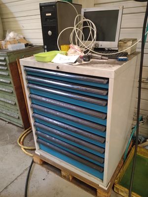 un ordinateur posé sur un chariot dans un garage