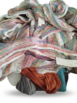 une pile de pelotes de laine posée sur une valise