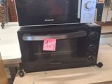 un micro-ondes posé sur une table dans un magasin