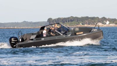 deux personnes à bord d'un bateau à moteur sur l'eau