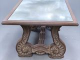une image représentant une table sur laquelle est posé un miroir