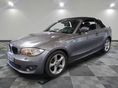 la photo d'une voiture argentée garée dans un garage