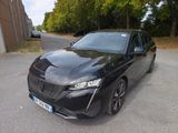 une photo d'une voiture noire garée sur le bord de la route