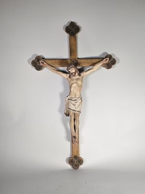crucifix en bois avec jésus sur la croix sur fond blanc