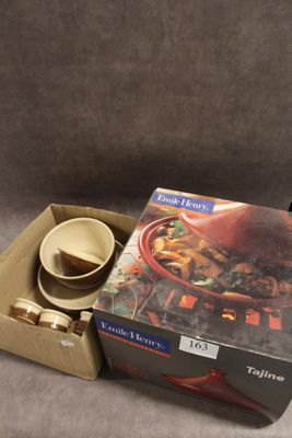 une boîte de nourriture posée sur une table