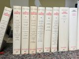 un grand nombre de livres posés sur une table