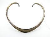un collier en métal orné d'un motif incurvé