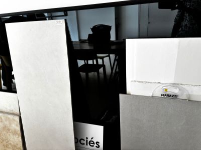 une photo d'une boîte de papier toilette posée par terre
