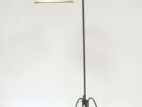 un lampadaire noir surmonté d'un abat-jour blanc