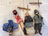 trois figurines représentant des personnes assises sur un mur