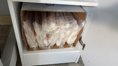 un tiroir rempli de sachets de nourriture dans une cuisine