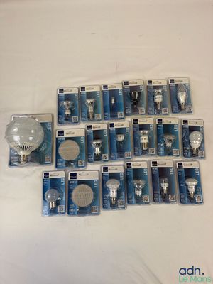 un lot d'ampoules assorties, emballées, posées sur une surface blanche