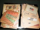 Plusieurs enveloppes et timbres sont posés sur un plateau posé sur une table