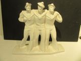 trois figurines représentant trois hommes debout sur une table