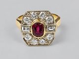 une bague ancienne en rubis et diamants