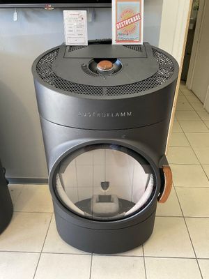 une photo d'une machine à café dans un café