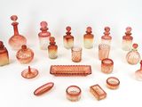 un grand nombre d'objets en verre posés sur une table