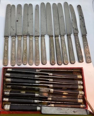 284. Réunion de 12 couteaux manche bois dans un écrin, premi…