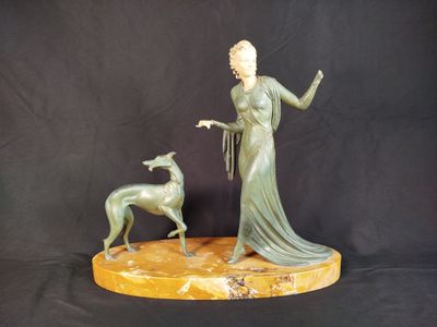 statue en bronze représentant une femme et un chien, posée sur un socle en marbre