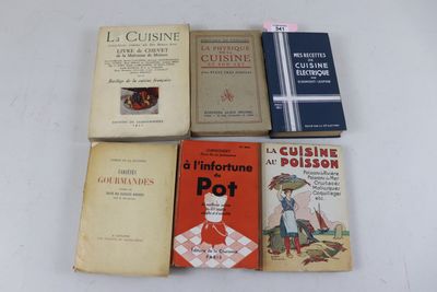 plusieurs livres sont alignés sur une surface blanche