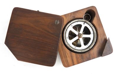 Instrument de mesure dans son boîtier en bois.