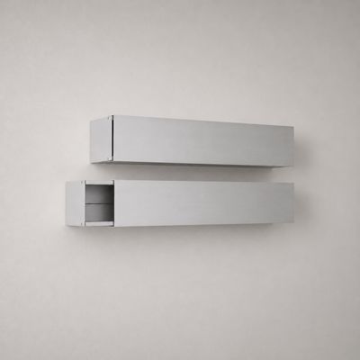 une photo d'une étagère murale blanche comportant deux tablettes ouvertes