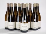 six bouteilles de vin sont alignées sur une table