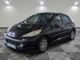la photo d'une voiture noire garée dans un garage