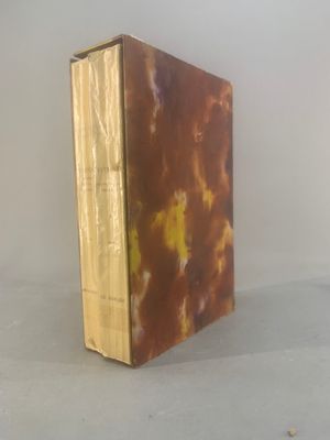 un livre posé sur une table