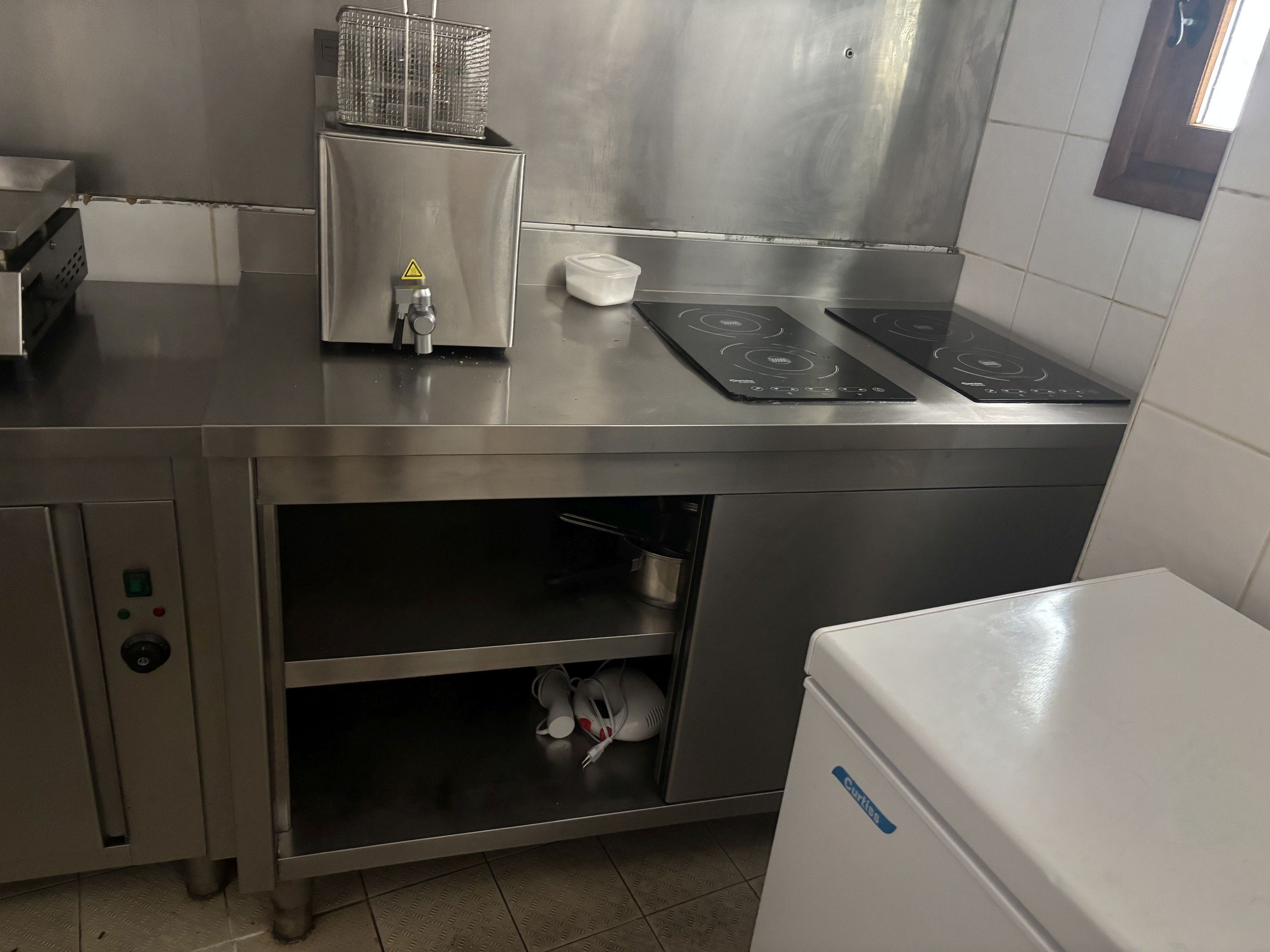 meuble bas en inox, deux plaques electriques