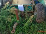 une petite remorque avec une roue, posée dans l'herbe