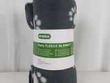 un gros plan sur une paire de chaussettes posée sur une surface blanche
