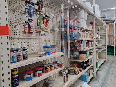 de nombreuses étagères dans le magasin qui contiennent différents articles