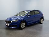 une voiture bleue garée dans une pièce aux murs blancs