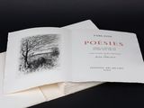 un livre sur lequel figure l'image d'un arbre