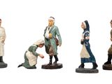 cinq figurines représentant des personnes alignées