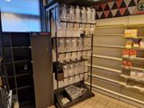 un grand présentoir de récipients en plastique vides dans un magasin