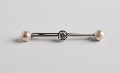 une paire de piercings au nez en forme de perles sur fond blanc