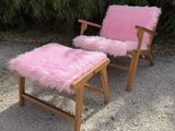 une chaise rose et un pouf rose dans un espace recouvert de gravier