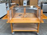 une table en bois surmontée d'une vitrine