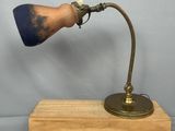un socle en bois sur lequel est posée une lampe