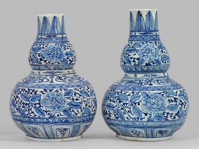 paire de vases bleus et blancs à motifs floraux